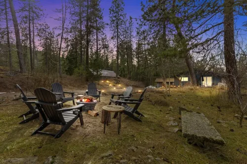 5 ACRE CABIN  above RIVER + DOWNTOWN. PRIVATE-VIEWS-NEWLY RENOVATED