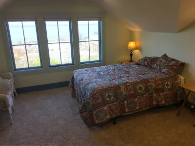 Great Harbor Views, Walk to Victoria Ferry and downtown, Roomy Apartment!