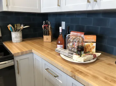 South Bayfront Home with Patio and Rooftop Отели рядом с достопримечательностью «Ньюпорт-Бич»