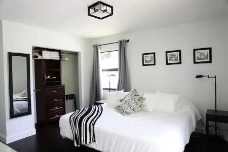 Edgy Modern house with Heated Salt Water Pool