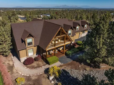 Spacious & Rustic Lodge Cabin. 4 Bedroom Kid & Pet Friendly w/ Private Hot Tub!