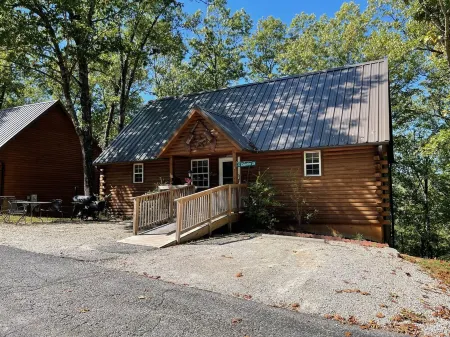 Trails End Cabin- 10 Min- Silver Dollar City; 15 Min- Branson; New Tiled Showers