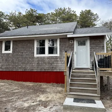 Cozy cottage 3/4 mile from Oak Bluffs harbor
