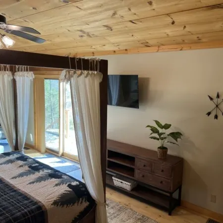 Wonderful cabin tucked in the woods /w Hot tub