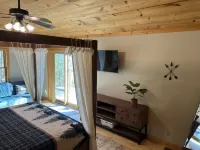 Wonderful cabin tucked in the woods /w Hot tub