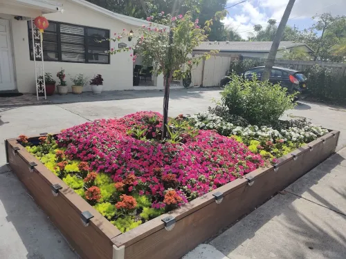 King. Minutes to Wilton Drive. Private entrance and bathroom.