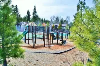 Walk to Lake, EV Station, WiFi, Pool, Pickleball, Hot Tub