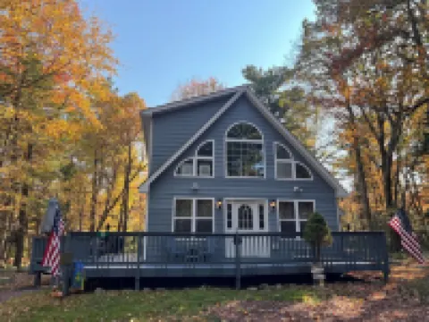 Cozy Cabin in Lake Harmony, 3Bedroom+Loft w Deck, Firepit & WiFi! Dog Friendly!