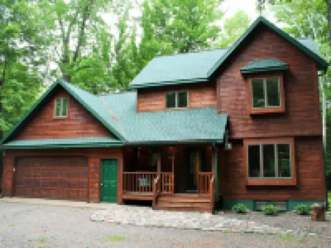 Northwoods Get Away!  Enjoy the privacy of this property & large game room! Hotels in Edgewater