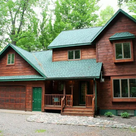 Northwoods Get Away!  Enjoy the privacy of this property & large game room!