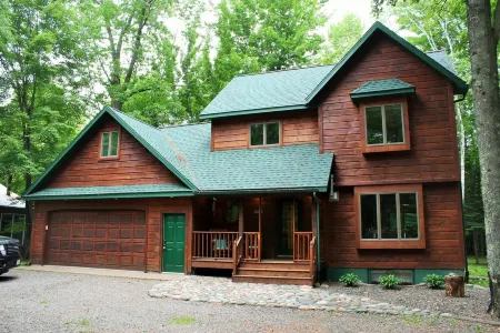 Northwoods Get Away!  Enjoy the privacy of this property & large game room!