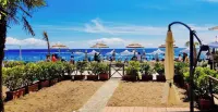 Luxury beach escape: relaxation and charm in Positano. Sea Suite 50 steps from the sea.