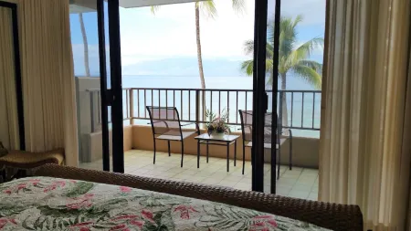 GREAT LOCATION, SPACIOUS DIRECT OCEANFRONT 2 BEDROOM CONDO