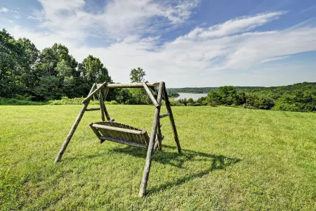 Cozy KY Escape with Hot Tub Near the Bourbon Trail