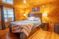 Beautiful private rustic log cabin, pool, hot tub