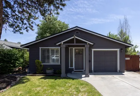 Three Bedrooms │Trendy West Side Near 10 Barrel │Walkable │Hot Tub │Fenced Yard