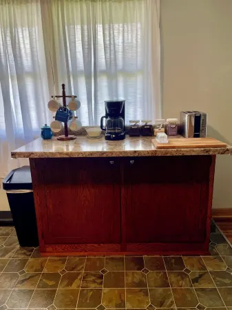 Clean, Fun, Comfy Ranch Home Near Parks, 2.5 mi to Mayo w Pingpong and Playroom