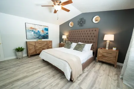 4bd room - king - lux - fast WiFi Отели рядом с достопримечательностью «Джордан Ландинг»