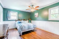 Tailgate House Near Stadium! Fire pit, basketball ct, pool table! Cozy and fun!