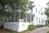 Newly Renovated! - Sunny, Plush, Comfy, w /Coffee! Hotel in zona The Salmon Hole on the Winooski River