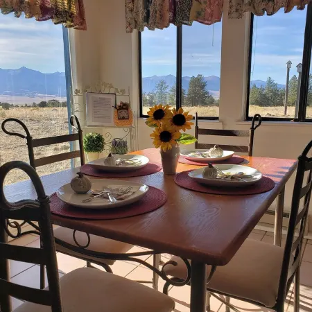 The Blue Elk: Private Retreat :  Breathtaking Mountain Views - Excellent Access
