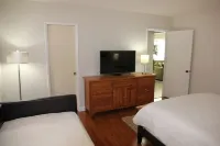 Waterfront Home, Large Heated Pool, 5 min. from the beach, family friendly Các khách sạn ở Bãi biển Pompano