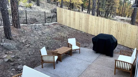 Downtown New Modern Mountain Home with Game Room- Large Groups Welcome! Отели рядом с достопримечательностью «Обсерватория Лоуэлла»