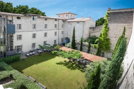 Hôtel Cloitre Saint Louis Avignon Отели рядом с достопримечательностью «Mairie d'Avignon»