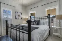 Magnolia Farmhouse at Lost Creek/Hot Tub🍷/Close to Downtown!