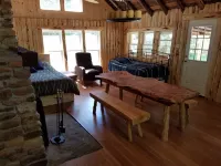 PET-FRIENDLY - Twilight Cabin a Unique Waterfront Log Cabin