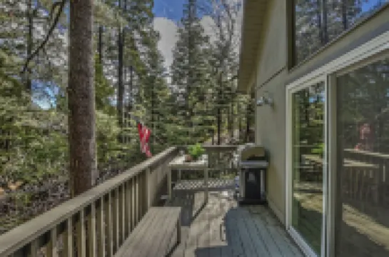 Cozy Escape- Walking Distance to Village!