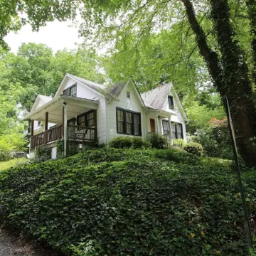 Downtown Brevard Cottage~ Short Stroll to Main Street~ Hiking & Biking Close By