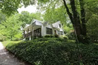 Downtown Brevard Cottage~ Short Stroll to Main Street~ Hiking & Biking Close By