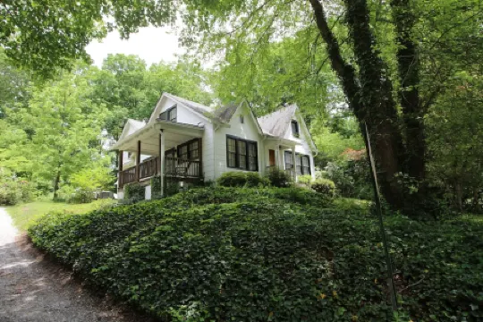 Downtown Brevard Cottage~ Short Stroll to Main Street~ Hiking & Biking Close By