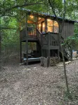Holly Trail Treehouse in Anderson w/Wifi, AC, Smart TV, Full Bath and Washer