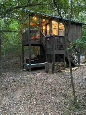 Holly Trail Treehouse in Anderson with WIFI, AC, Smart TV and Full Bath