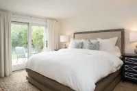 Sconset Home: Renovated, Light and Bright on an Oversized Property Hotels in Siasconset