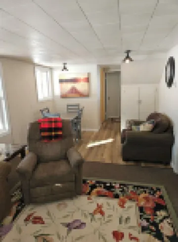 Remodeled pet friendly private home with a/c and wifi