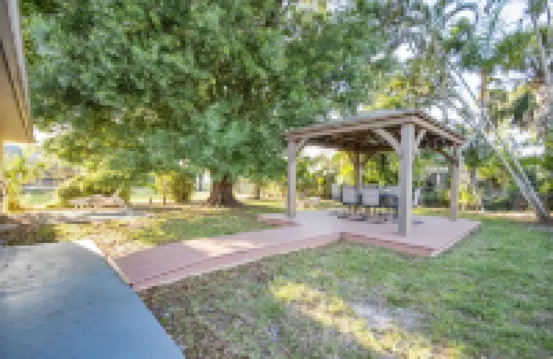 3/2 Beach House Close to Beach: Kid and Pet Friendly!