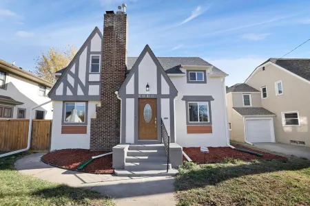 Luxury 5-Bedroom Home, Mins from Downtown Minneapolis Отели в г. Хеннепин