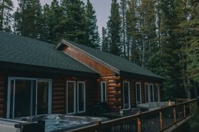 Cozy Log Cabin: Hot Tub under the Stars, Private Deck, King Bed, Dog Friendly!