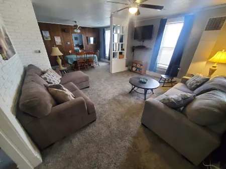 The 1860 - Your family will be close to everything when you stay at here. Отели в г. Allen County