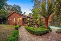 Luxury  Secluded, in Nature - Pet Friendly.  Walk to Village Cafe's, Shops