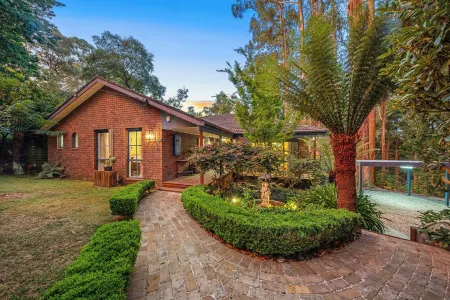 Luxury  Secluded, in Nature - Pet Friendly.  Walk to Village Cafe's, Shops