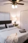 Updated Ann Arbor ranch w/private yard and lots of parking! - บังกะโล