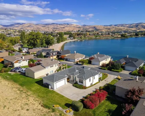 Bright Water Sunrise Home at Wapato Point Resort 5-bed Close to Sandy Beach/Pool Hotels in Manson