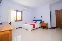 RedDoorz Near Pantai Boom