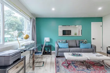 Relax & Recharge in a Cozy 2BR Отели рядом с достопримечательностью «Keck School of Medicine of USC Physician Assistant Program»