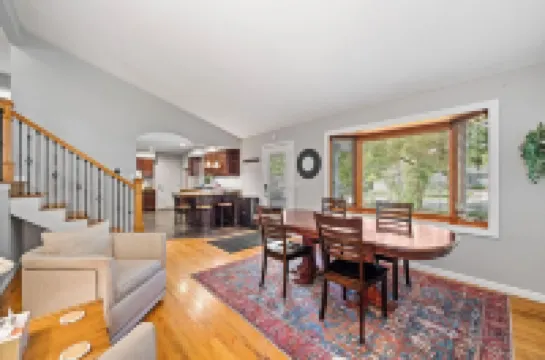 Peaceful Cozy Home with Well Equipped Kitchen, WiFi, & King Bed in St Charles