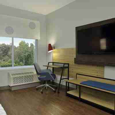Tru by Hilton Mobile I-65 Government Blvd Rooms